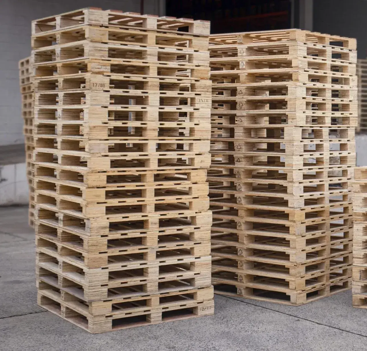 Heavy Duty Wooden Pallets – ISPM 15 Export Grade, Liquidation Pallets, Overstock